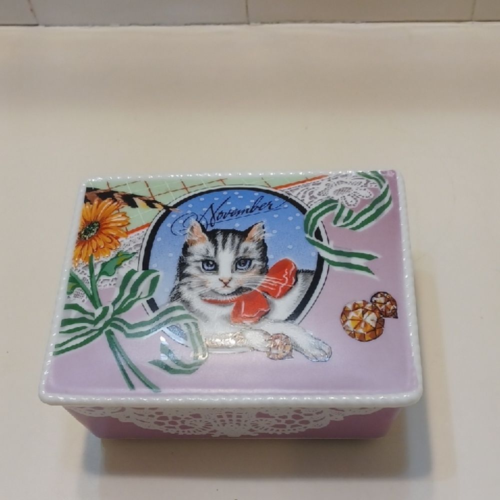Vandoc 1989 Vintage Collector November  Cat-Themed  Jewelry  Trinket Box